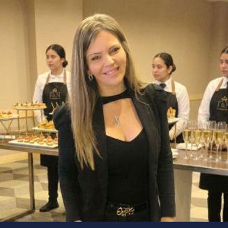 Danay, fundadora de F&N, en un evento corporativo